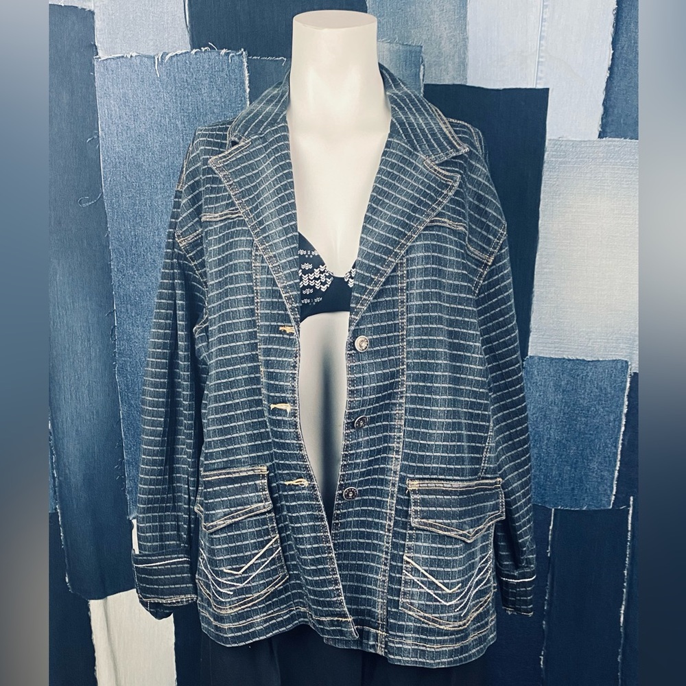 Denim Trend!Jean Jacket w/Embroidered lines. Super Cool textured Jacket. Sz L/XL